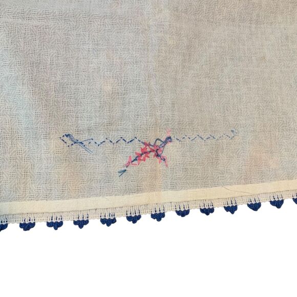 Vintage Linen Tea Towel Embroidered Tea Pots and Floral Country Farmhouse - Picture 8 of 9